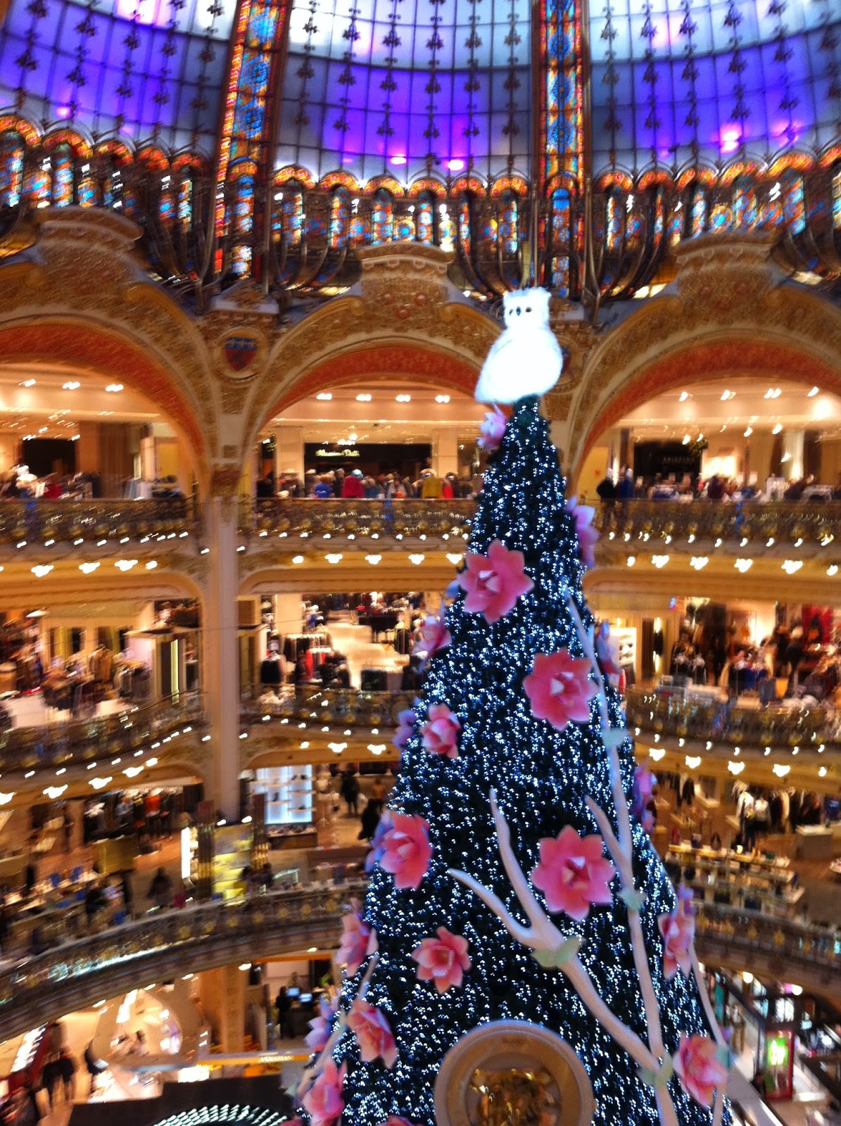 Le Carnaval des Ani-Mots: Féerie de Noël dans les vitrines des Grands-Magasins parisiens.
