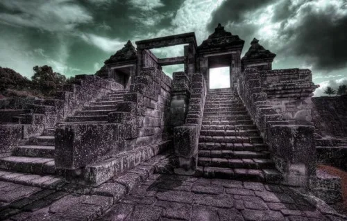 Reruntuhan bekas istana Ratu Boko