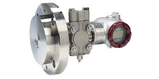 pressure transmitter for mounting to flange on a tank