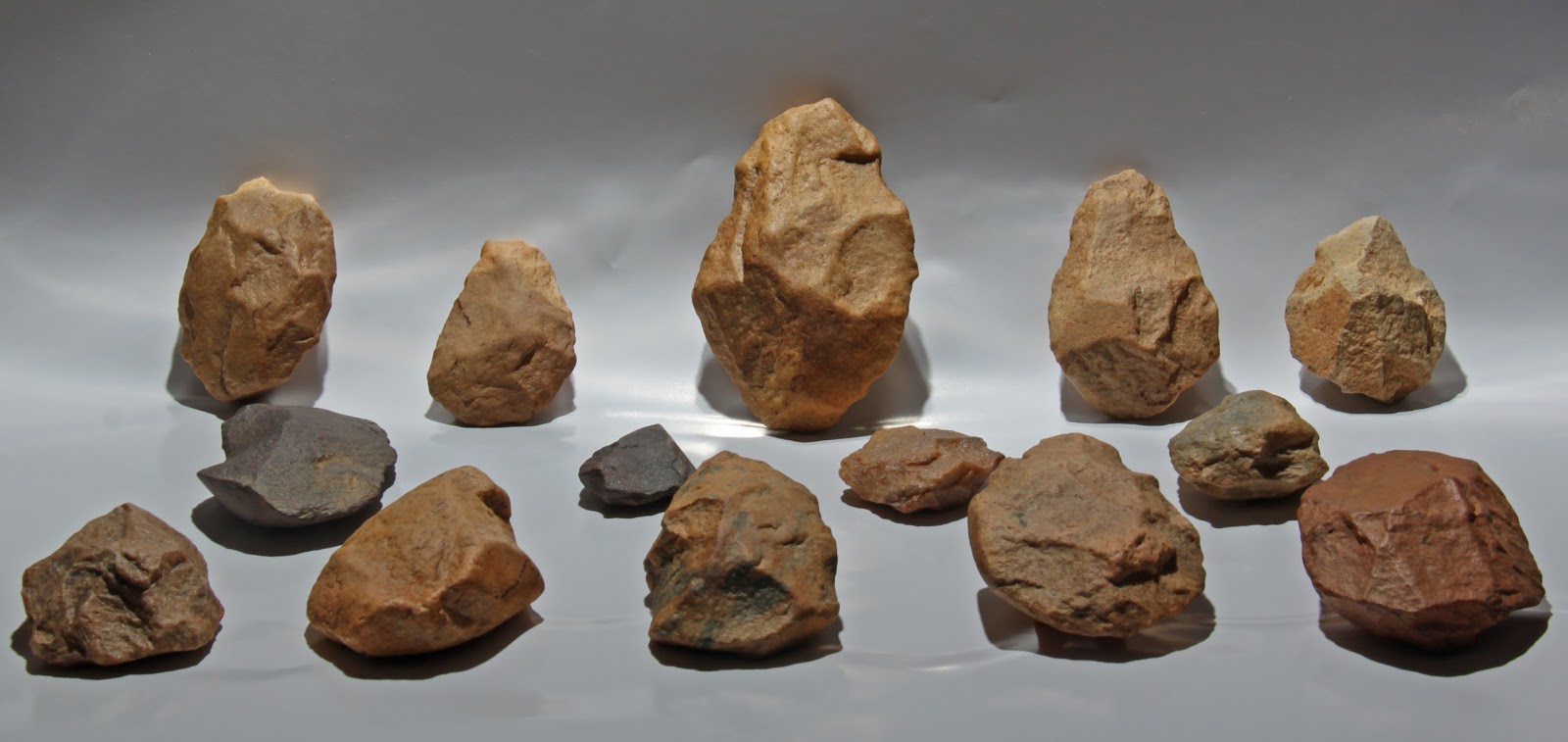 La tierra de los Amacos NOTICIA SOBRE EL DESCUBRIMIENTO DE INDUSTRIA LÍTICA PALEOLÍTICA EN