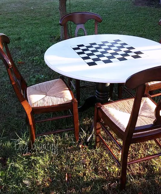 Painted checkerboard table set at www.diybeautify.com