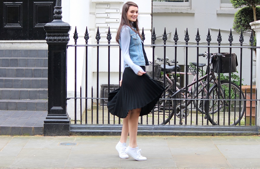 peexo fashion blogger wearing pleated midi skirt and roll neck top and denim vintage levis vest and converse in spring