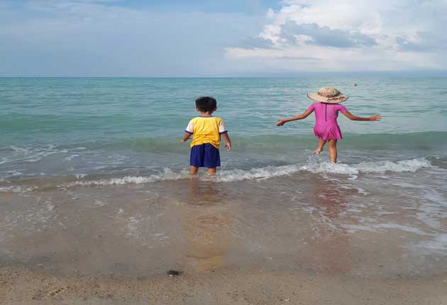 liburan akhir tahun dengan anak - wisata pantai tempat untuk menghabiskan akhir tahun bersama anak