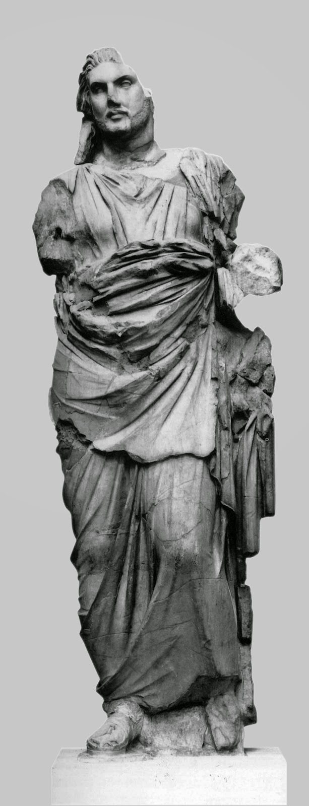 Άγαλμα όρθιου ντυμένου άνδρα από το Μαυσωλείο της Αλικαρνασσού. Λονδίνο, Βρετανικό Μουσείο.