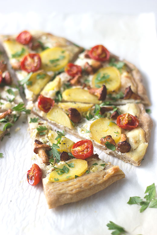 Kartoffelpizza mit Pfifferlingen und konfierten Tomaten - Rezept