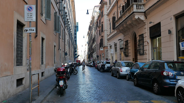 walk-along-the-narrow-streets-of-rome
