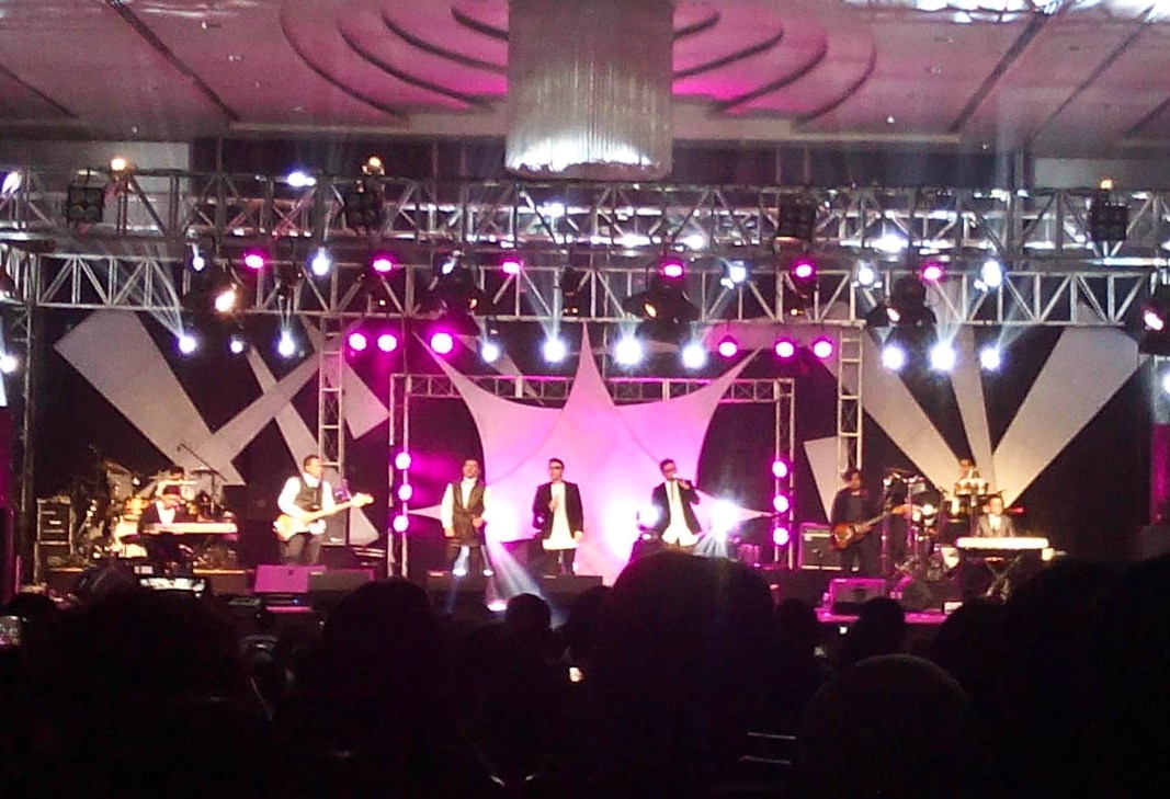 Menonton Konser KAHITNA yang Lebih "Ramah Hati"