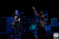 gallagher smashing noel pumpkins concert pavilion pnc flying birds crowd oasis songs closed