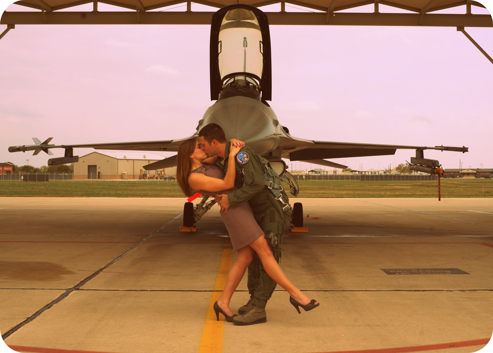 Wife adventures. Девушка военный летчик. Девушка и истребитель. Лётчик обнимает девушку. Девушка военный пилот.