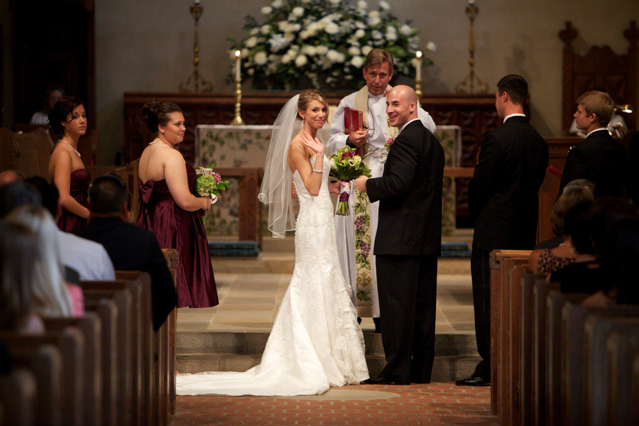 священник невесту. венчание в бари церковь николая чудотворца венчание. венчание. жених и невеста венчание. молодожены у алтаря.