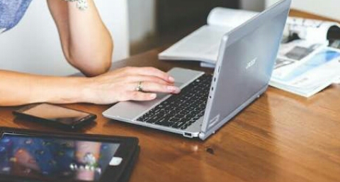 belajar online guru blogger di laptop