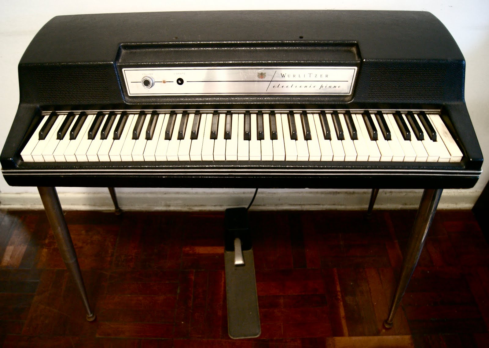 Astronauta Pinguim: WURLITZER 200A electronic piano (texto em português)