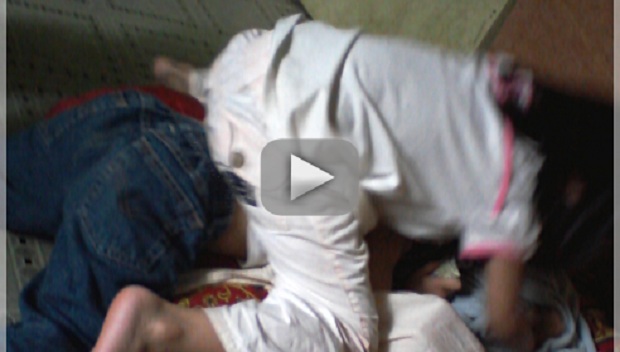 Budak Sekarang Terlampau Keluarga Terdengar Bunyi Pelik Seperti Keluarga Terdengar Bunyi Pelik Seperti Mengerang Dari Dalam Bilik Tidur Terkejut Melihat Aksi Panas Dua Beradik