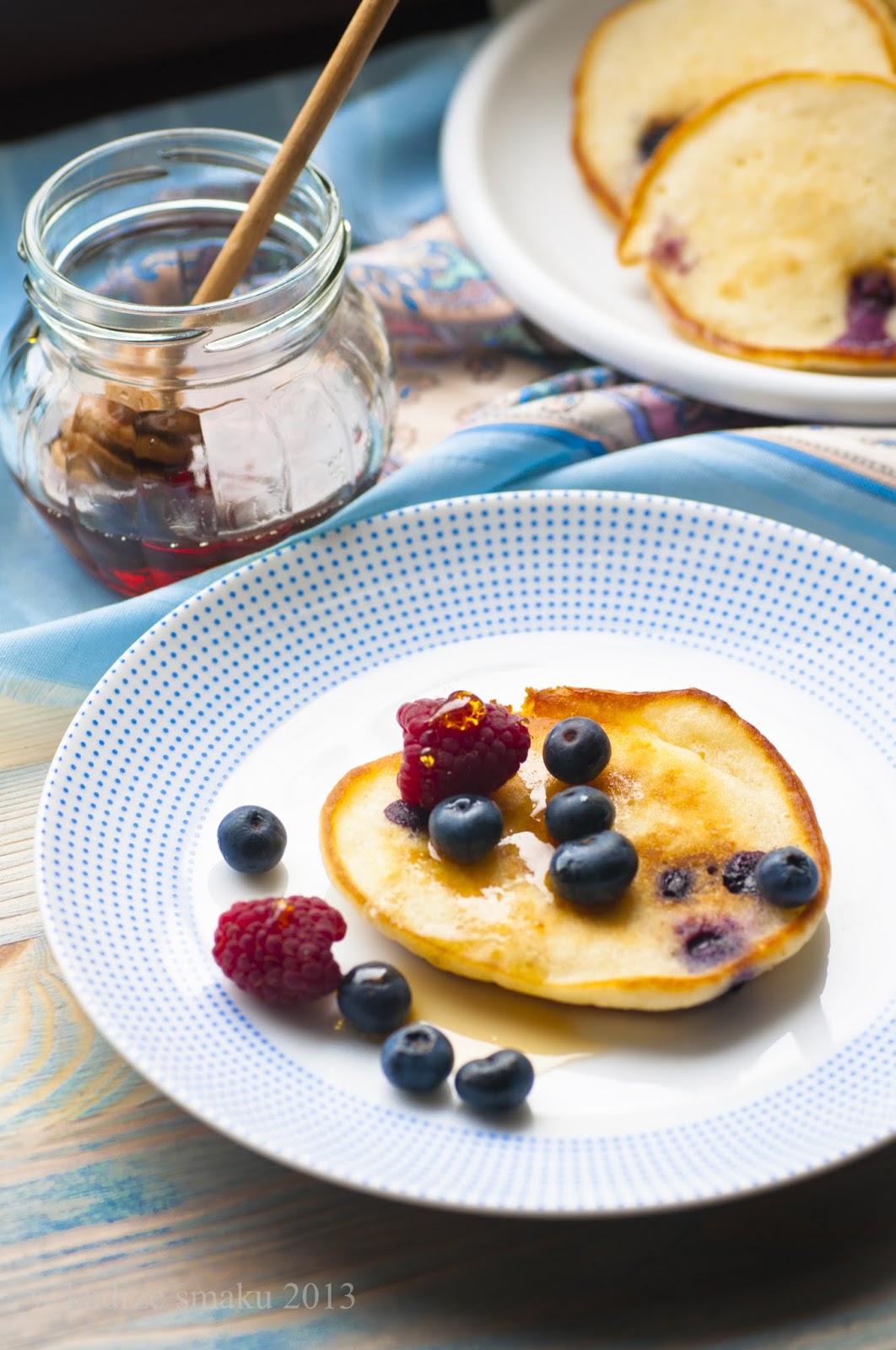 W kadrze smaku Pancakes z borówkami i malinami.