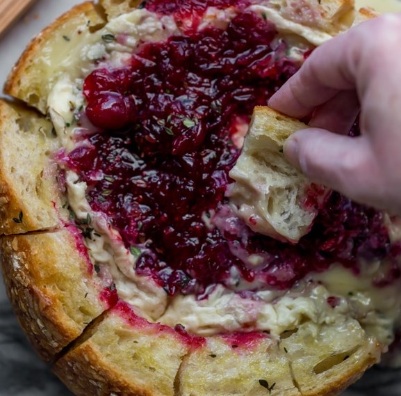 BAKED CRANBERRY BRIE BREAD BOWL  #appetizer #holidayfood