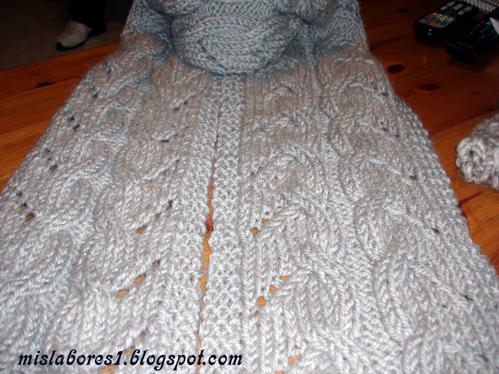 LABORES: BUFANDA DE OCHOS Y CALADOS