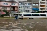 Sel Suyuyla Araba Yıkayan Adam Haberi