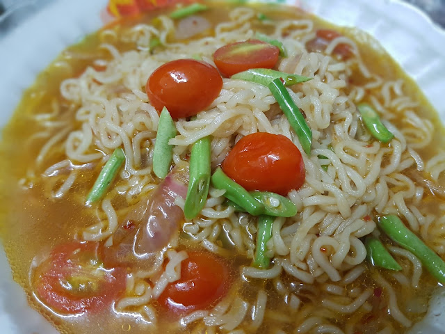 Maggi Kari Dengan Tomato