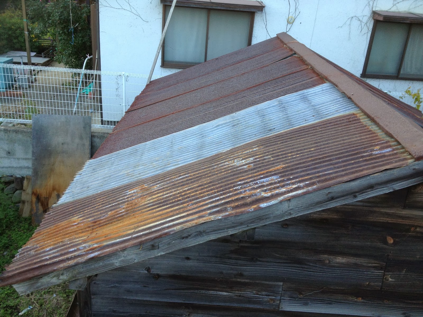 Living in Nagano Repairing the shed roof