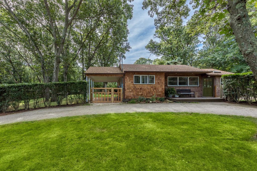 Montauk Cottage (950 Sq Ft) [ TINY HOUSE TOWN ]