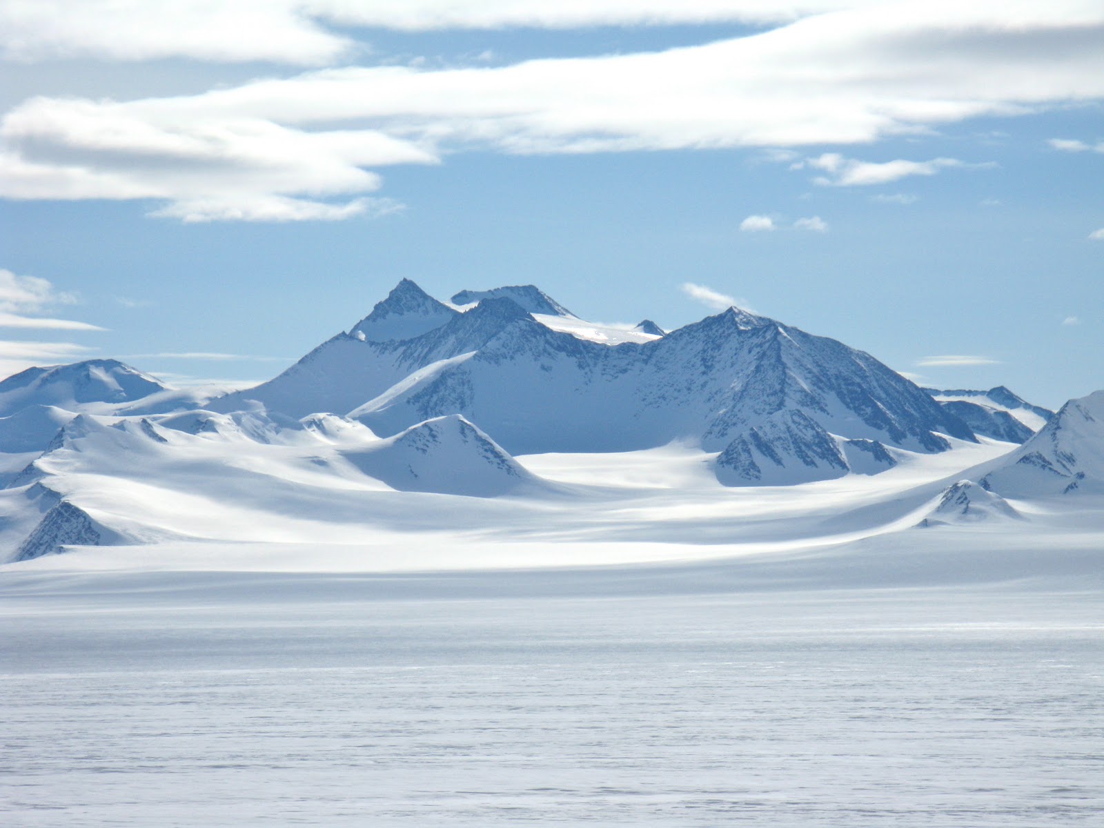 Антарктические горы. Массив Винсон Антарктида. Гора массив Винсон. Антарктида гора Винсон. Пик Винсона Антарктида.