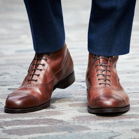 zapatos marrones para traje azul