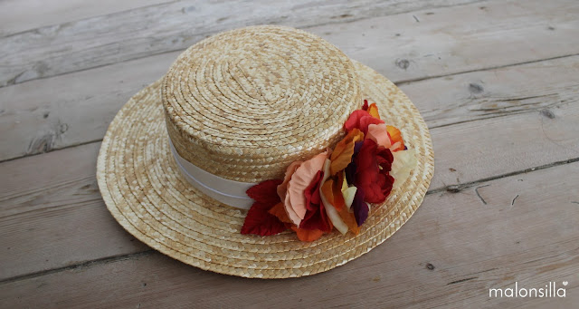 Sombrero de paja de copa baja desmontable con cinta en color crudo y flores en rojo y naranja