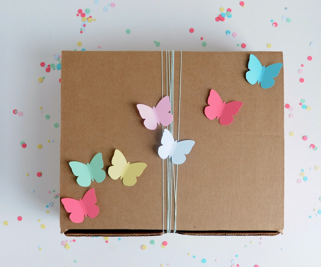 Paquete decorado con mariposas de cartulina