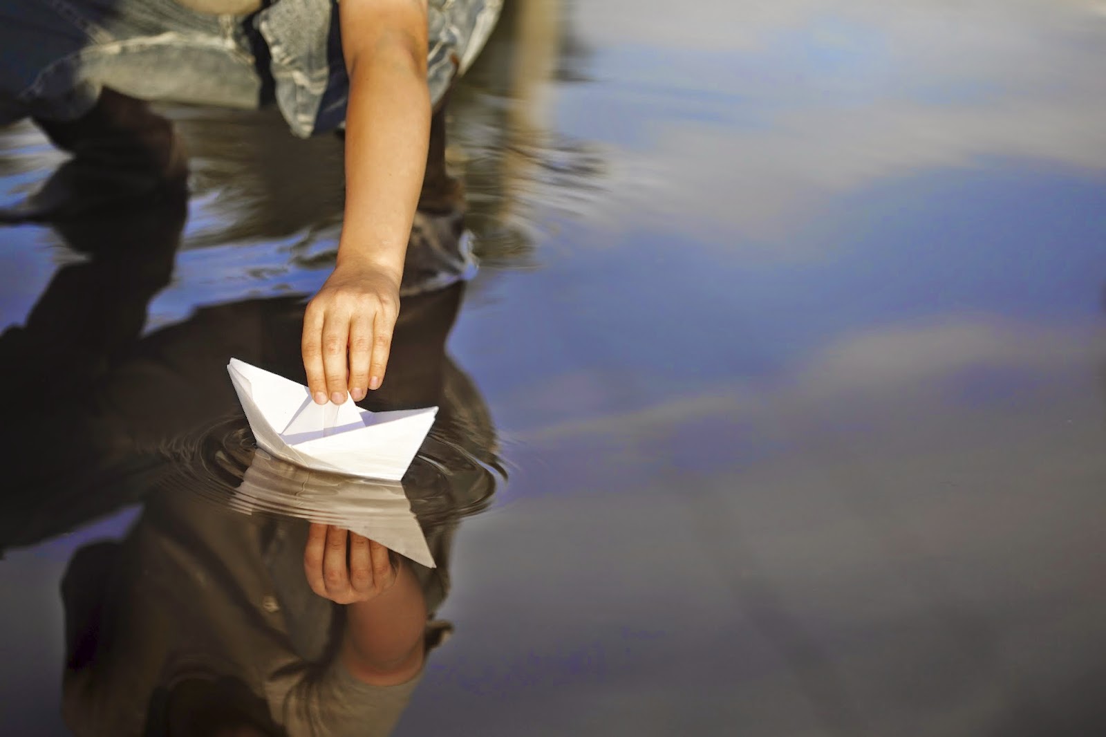 Кораблик из бумаги я по ручью пустил. Бумажный кораблик. Девушка с бумажным корабликом. Бумажный кораблик на речке. Человек в бумажном кораблике.
