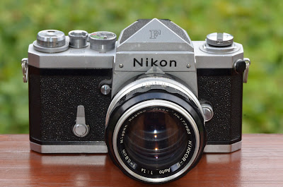 Primera cámara profesional: En 1959 la cámara profesional, que era de fácil portabilidad y modularidad: la SLR Nikon F.