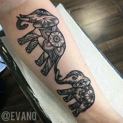 Essa tatuagem utiliza vários elementos de tatuagens vimos anteriormente, combinando a mãe e a criança, tema com a mandala de padrões.