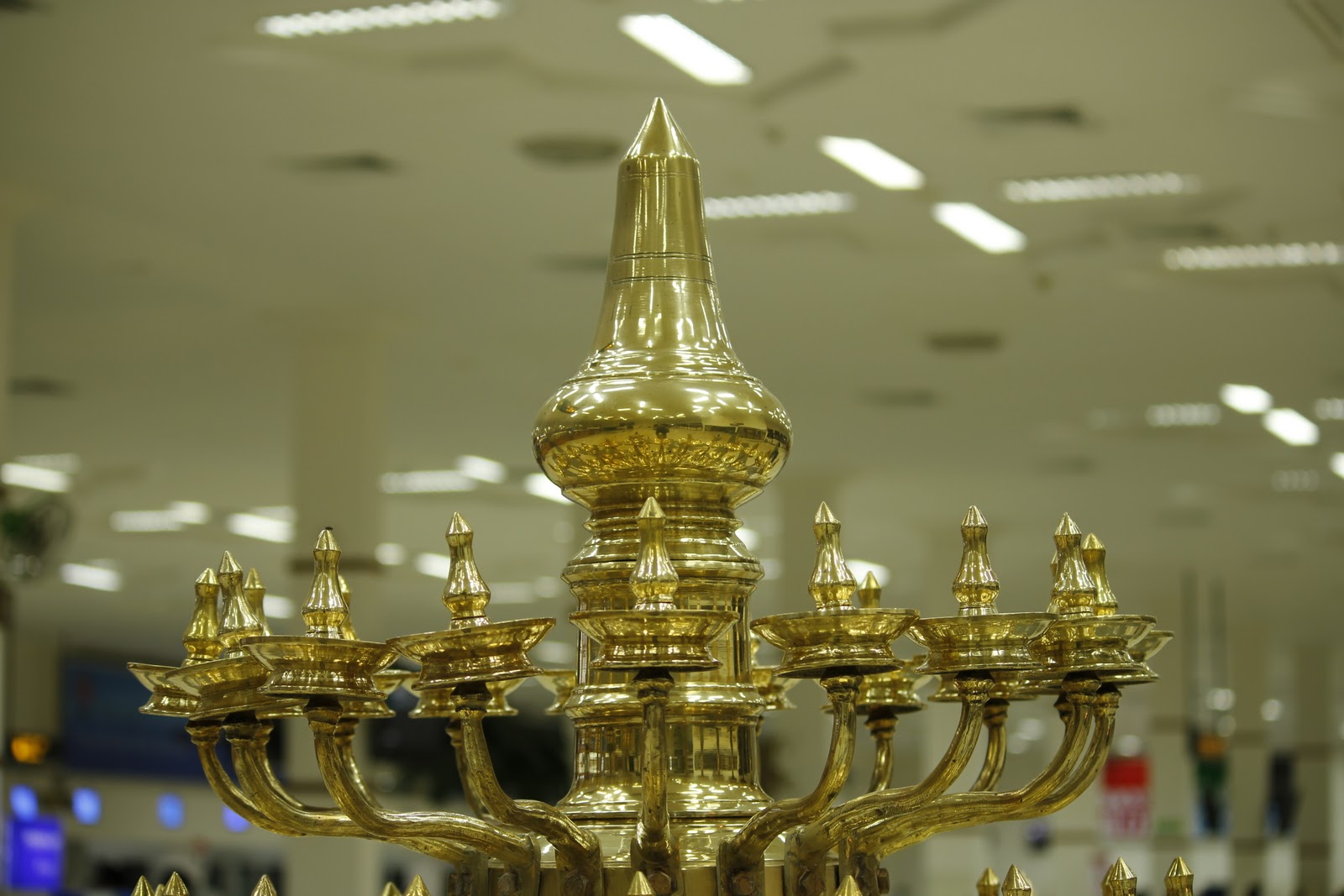 kerala2dolist 231 Buy a Nila vilakku, the traditional lamp of Kerala, made out of bronze