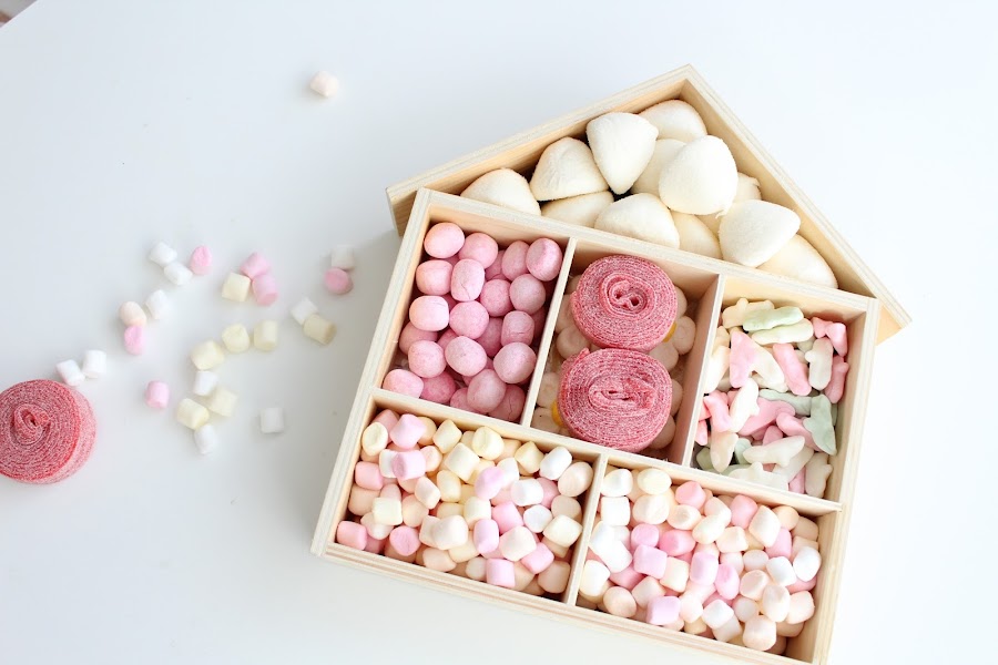 casita de madera con chuches para regalo de bebé