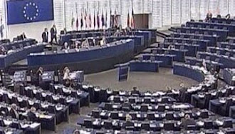 Los eurodiputados rechazan congelar sus salarios y dejar de viajar en primera