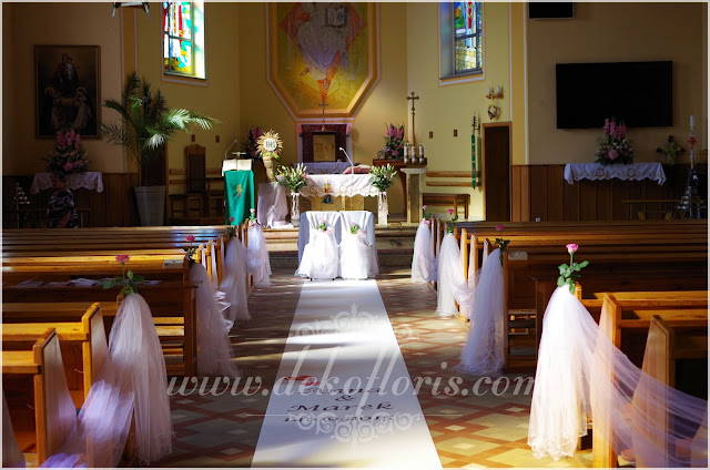 Różowa dekoracja ślubna kościoła i biały dywan z monogramem opolskie
