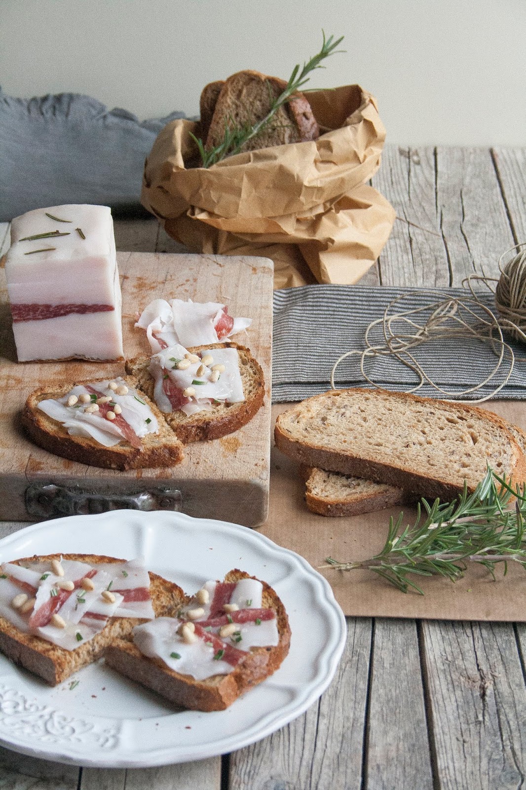 Crostini con lardo, pinoli e miele Ricetta ed ingredienti dei Foodblogger italiani
