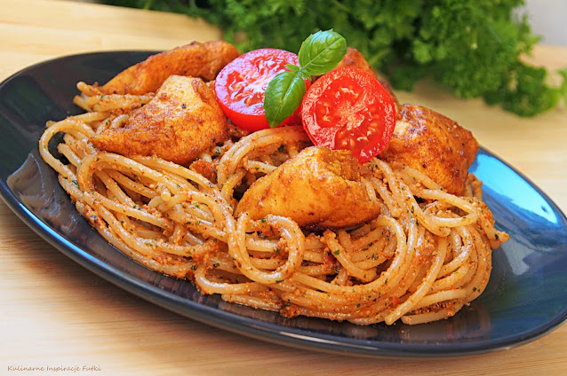 Spaghetti z pomidorowo - bazyliowym pesto i kurczakiem curry