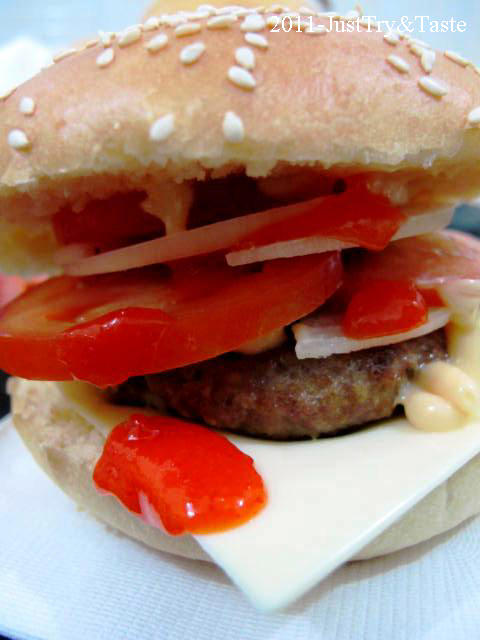 Resep Burger Daging Sapi, Keju dan Sayuran JTT