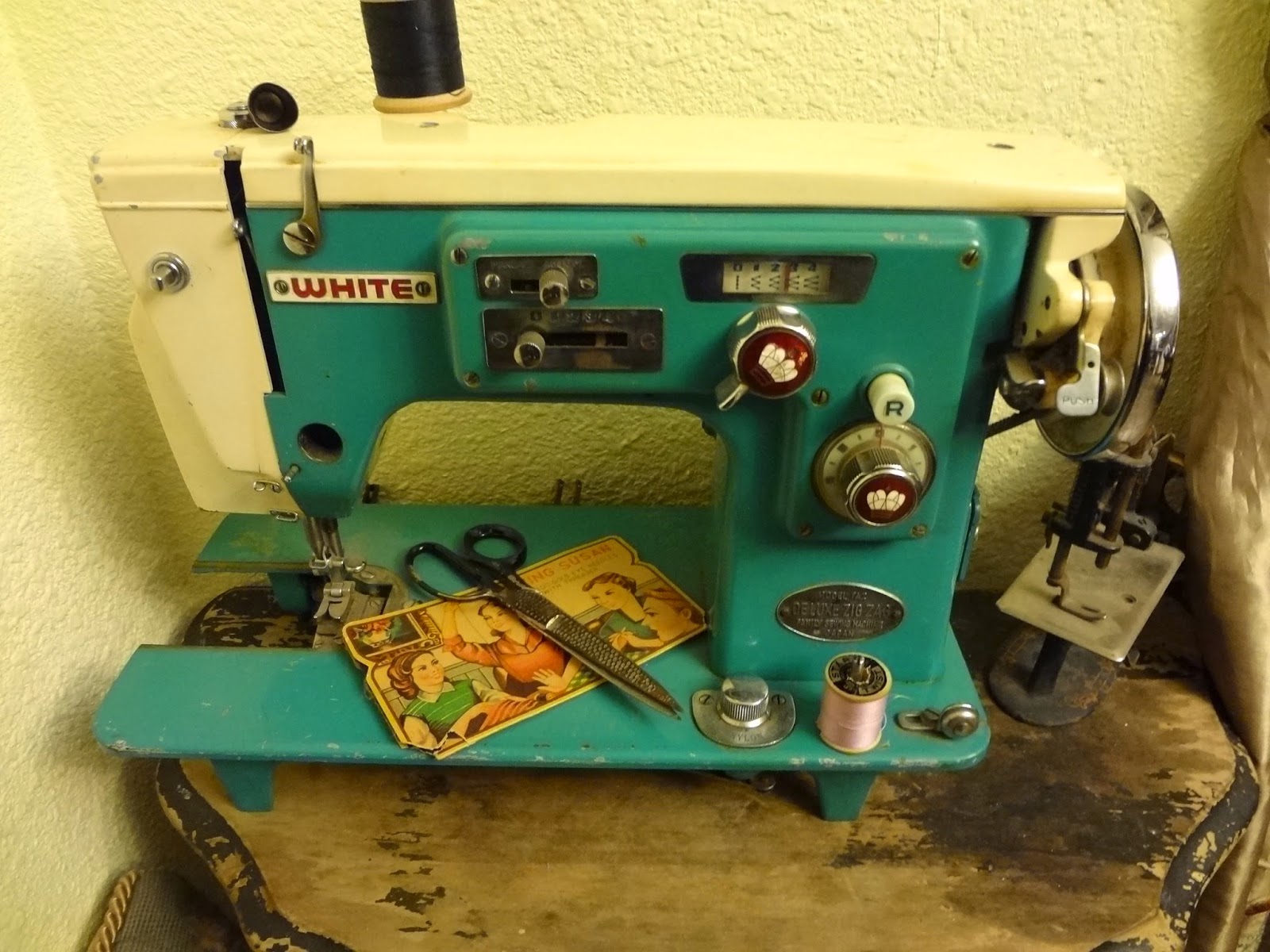 Roly Poly Vintage White Brand Sewing Machine Model SZ230