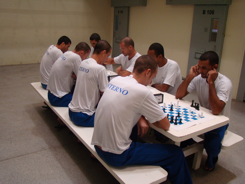 Captura aproximada da peça de xadrez do rei liderando a equipe da