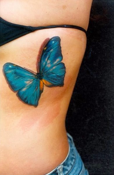 Tatuaje mariposa azul en las costillas