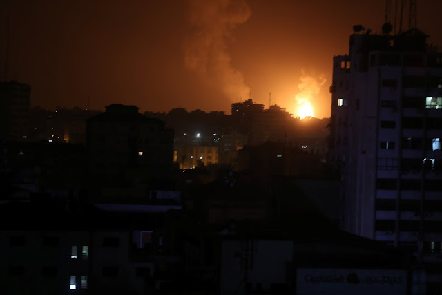  Israel ataca bases em Gaza após mísseis serem disparados sobre Tel Aviv