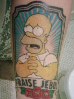 Tatuaje Homero Simpson rezando a Jebus
