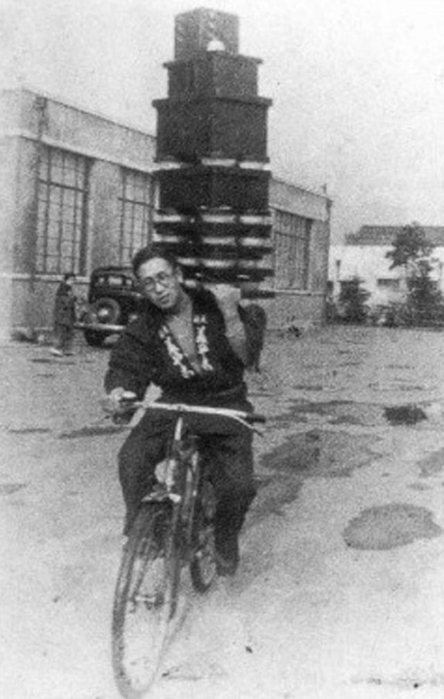 Vintage Photos Show Japan s Old Art of Soba Noodle Delivery on Bicycles  1900s 1950s - 33