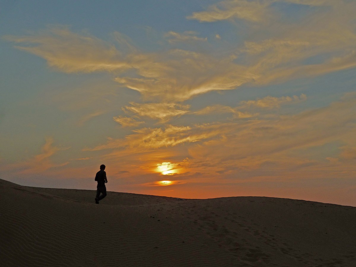 шел я по пустынной дороге. человек в пустыне. шел я по пустынной дороге. девушка на дороге. уходящая девушка.