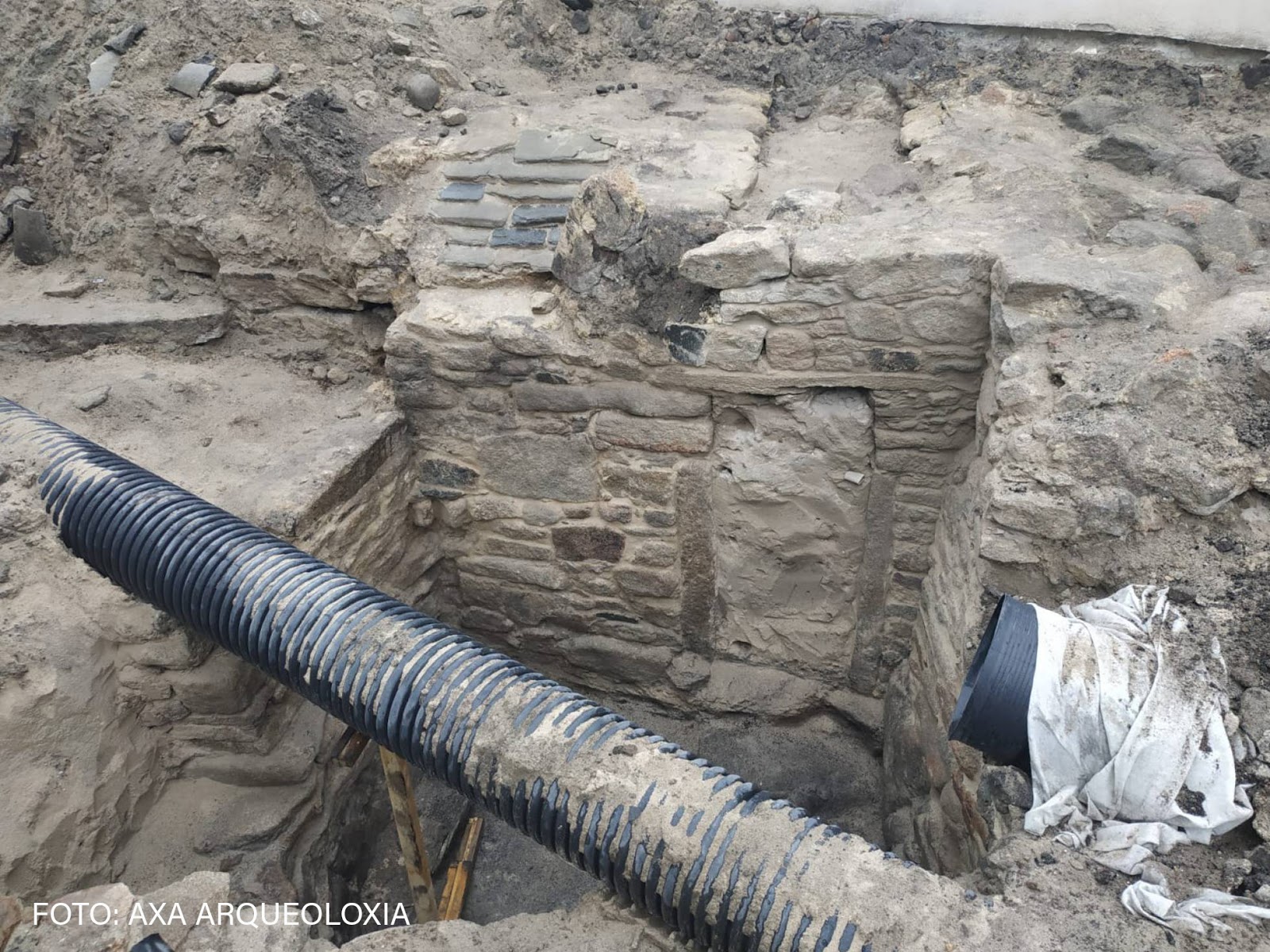 Parte de la estructura que ha aflorado durante unas obras de saneamiento en A Atalaia (San Cibrao, municipio lucense de Cervo). Foto: AXA ARQUEOLOXÍA Parte de la estructura que ha aflorado durante unas obras de saneamiento en A Atalaia (San Cibrao, municipio lucense de Cervo). Foto: AXA ARQUEOLOXÍA