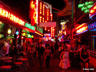 SOI COWBOY, UNA DE LAS ZONAS MÁS GOLFAS DE BANGKOK, TAILANDIA