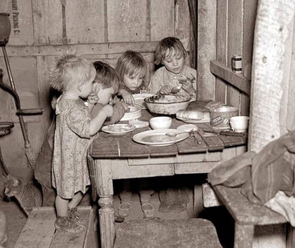 40 Must-See Photos Of The Past - Christmas dinner during Great Depression: turnips and cabbage