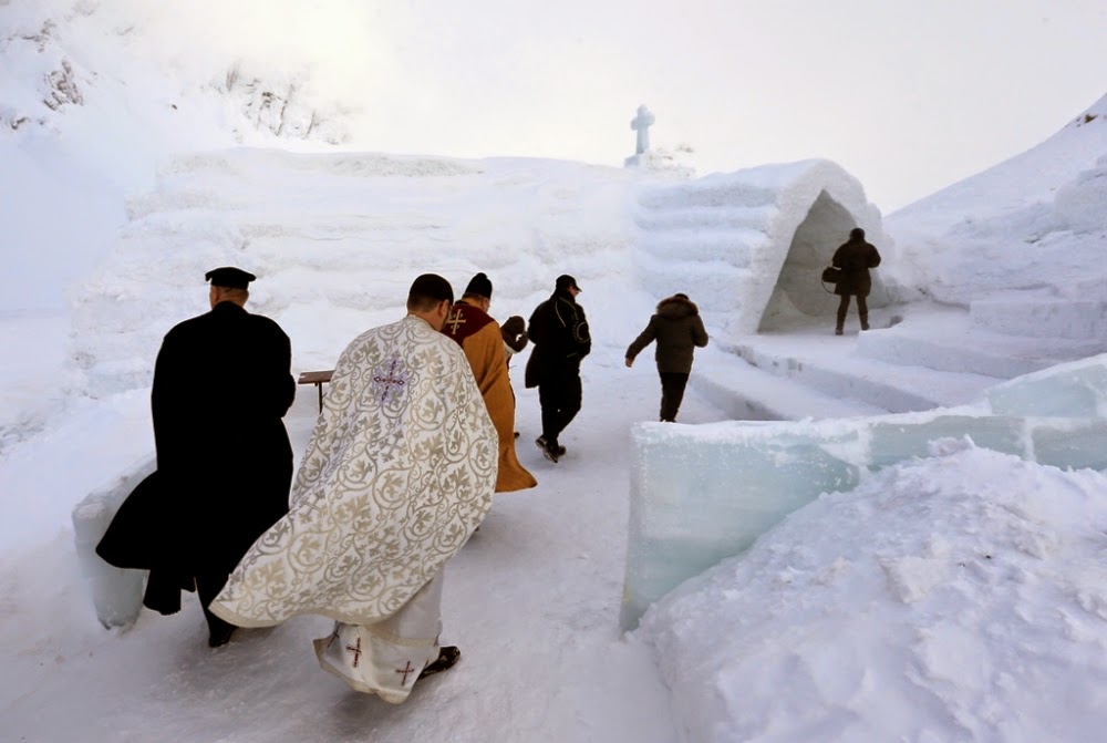 Un grup de preoți din diferite congregații ajung la inaugurarea bisericii de gheață de la Bâlea Lac - foto credit: Reuters/Radu Sigheti Un grup de preoți din diferite congregații ajung la inaugurarea bisericii de gheață de la Bâlea Lac - foto credit: Reuters/Radu Sigheti