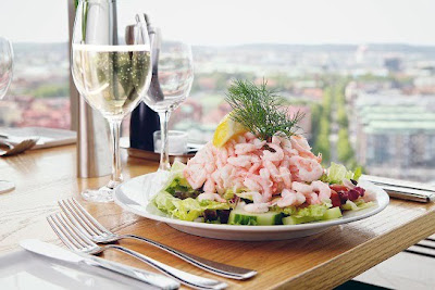 r%25C3%25A4kmacka - En stoooooor räkmacka uppe bland molnen